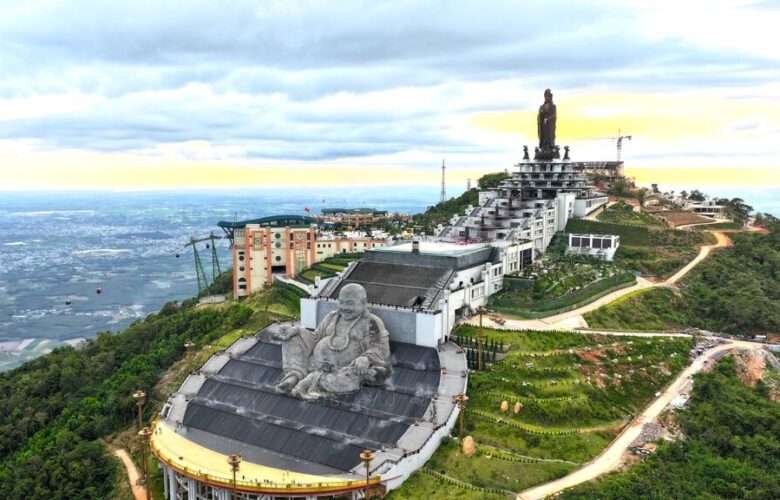 Khu du lịch quốc gia núi bà Đen thu hút khách du lịch ngày đầu năm mới (phóng viên phát tin về ban, đã thông qua trưởng cqtt ạ)