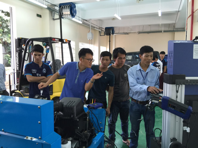 Chuyên gia Hàn Quốc trong giờ dạy thực hành nghề Công nghệ ô tô tại trường CĐN Thanh niên dân tộc nội trú Tây nguyên- Ảnh: H. Hưng