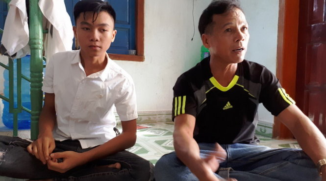 Em Lê Quang Bảo (bên trái) lo lắng không vào được lớp 10 do phương án tuyển sinh của tỉnh chỉ lấy 90% số học sinh lớp 9 - ẢNH: Lê Trung
