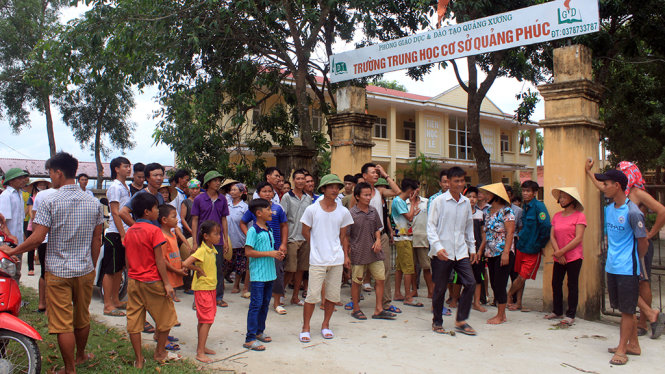 Người dân tụ tập đông người trước cổng UBND xã Quảng Phúc (huyện Quảng Xương) để phản đối việc sáp nhập trường - Ảnh: Hà Đồng chụp trưa 25-8.